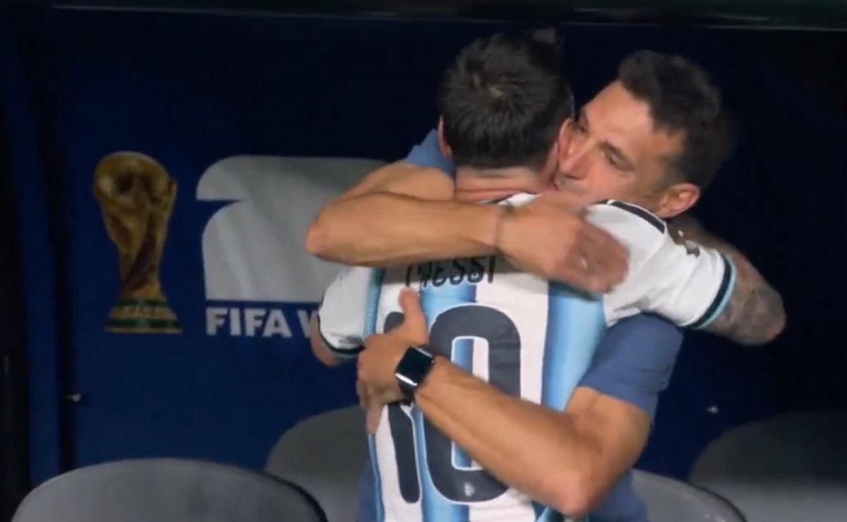 Lionel Messi y su saludo con Scaloni al ser sustituido.