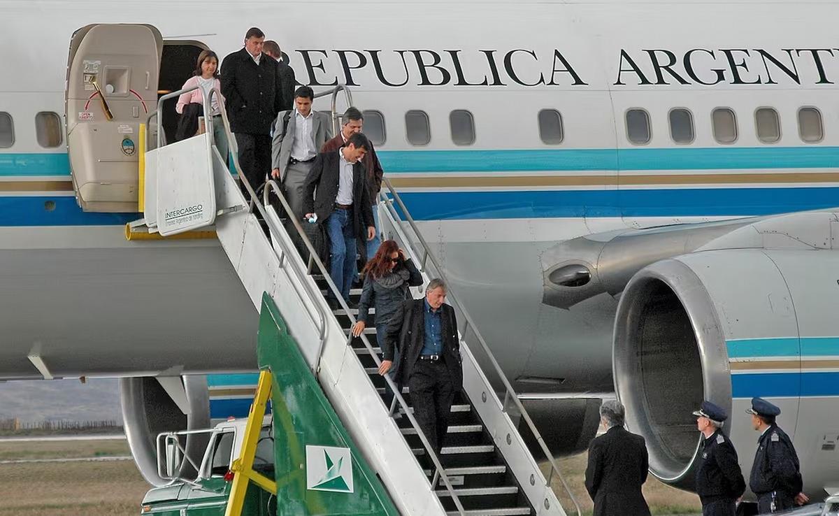 Nestor y Cristina Kirchner descienden del Tango 01. (Foto: Horacio Córdoba/LN)