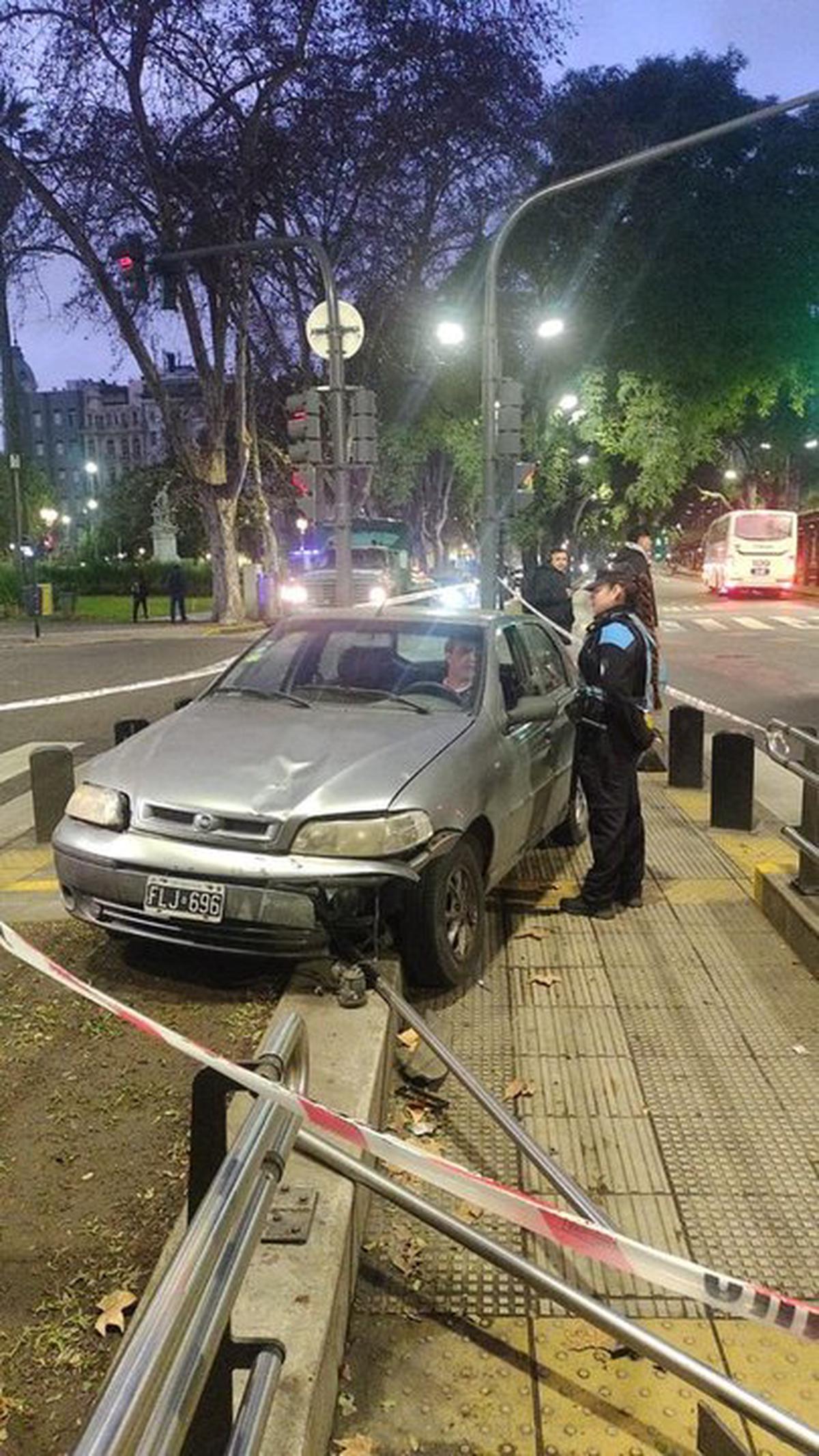 Detienen a automovilista tras chocar un pilar del Metrobús y negarse a un test de alcoholemia