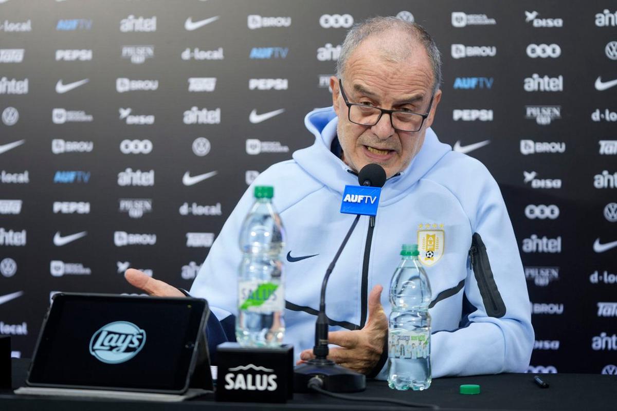 Escándalo en Uruguay entre Marcelo Bielsa y Ronald Araujo.