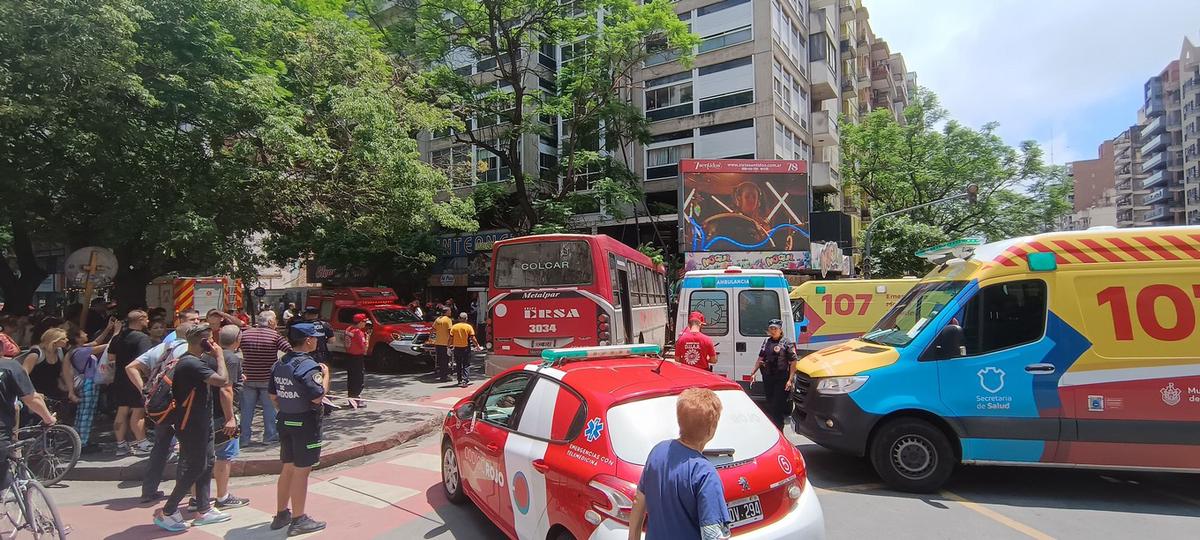 FOTO: Dos heridos en un impactante choque de un colectivo en el centro de Córdoba.