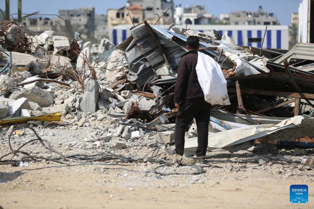 Un hombre observa la destrucción en Gaza.