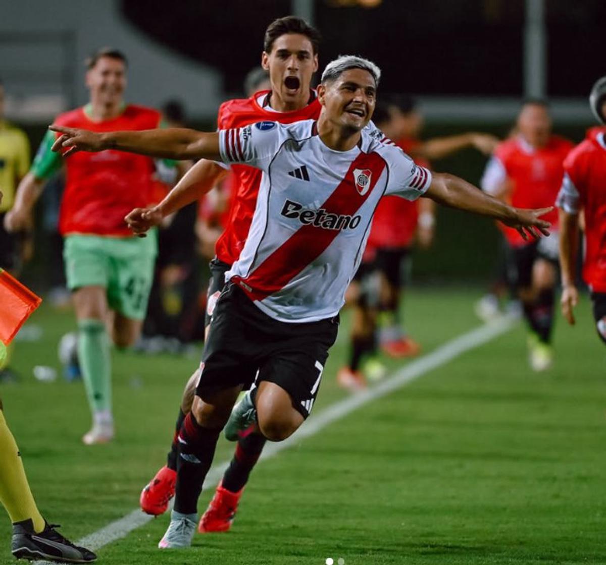 Maximiliano Salas festeja uno de sus últimos goles en River.