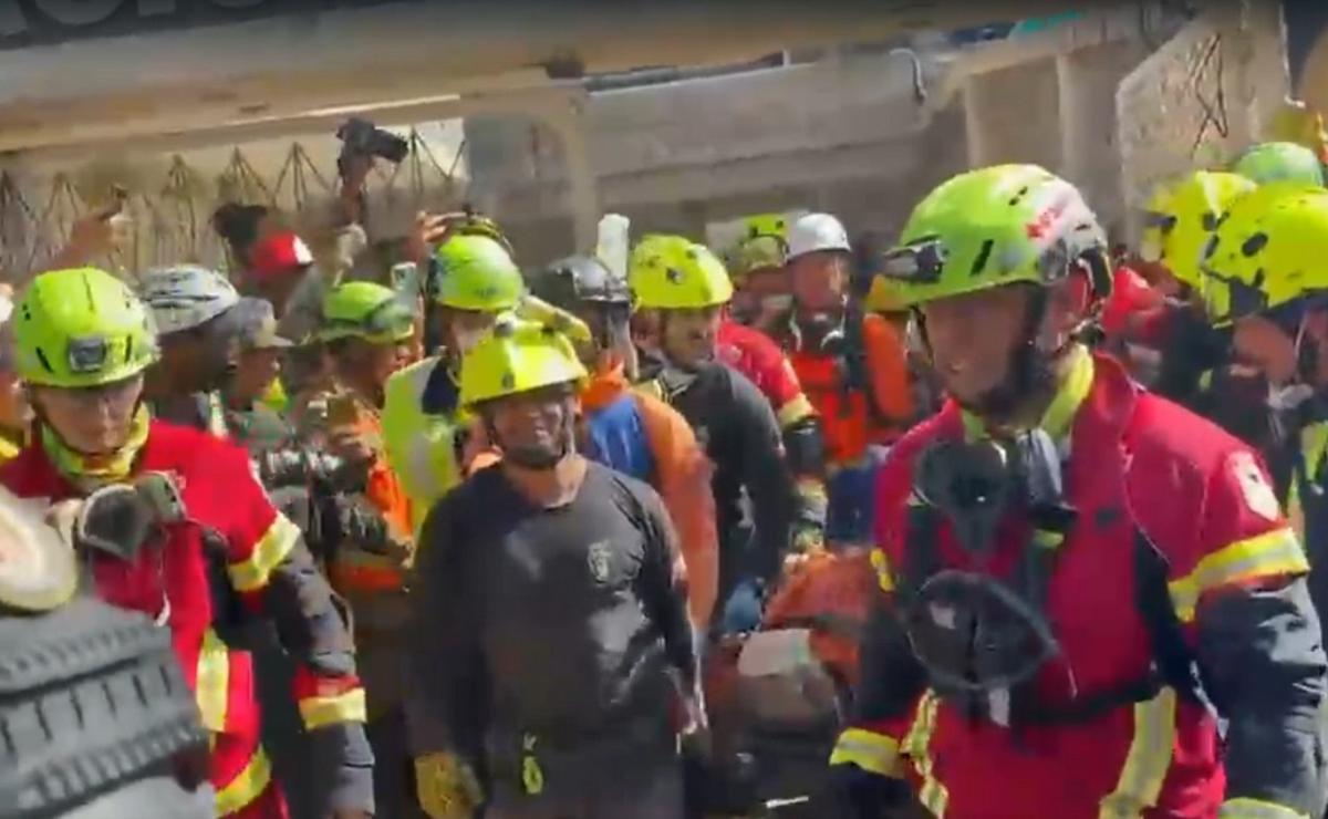 Equipos de rescate trasladan a Hernán Gil (Foto: captura de video).