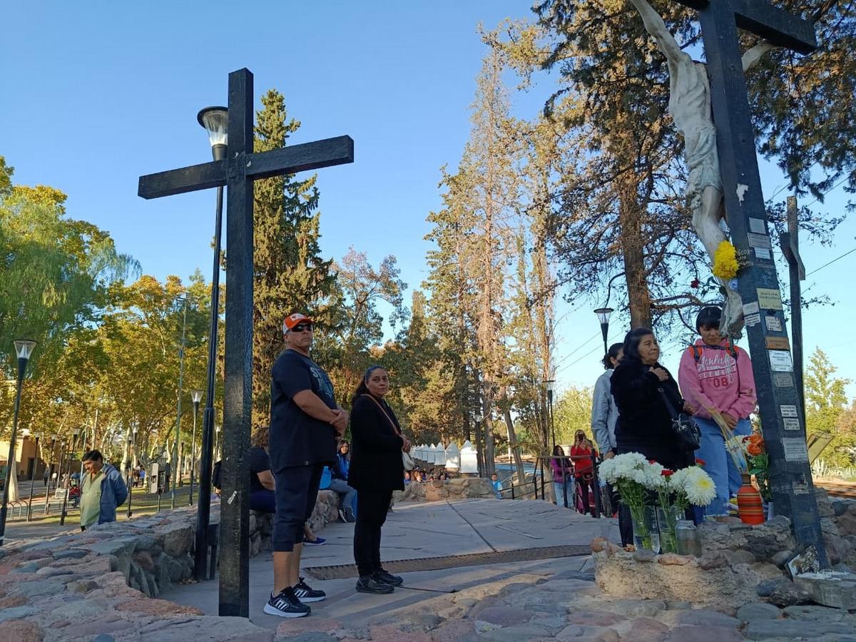 Miles de fieles renuevan su fe en el histórico Calvario de Carrodilla
