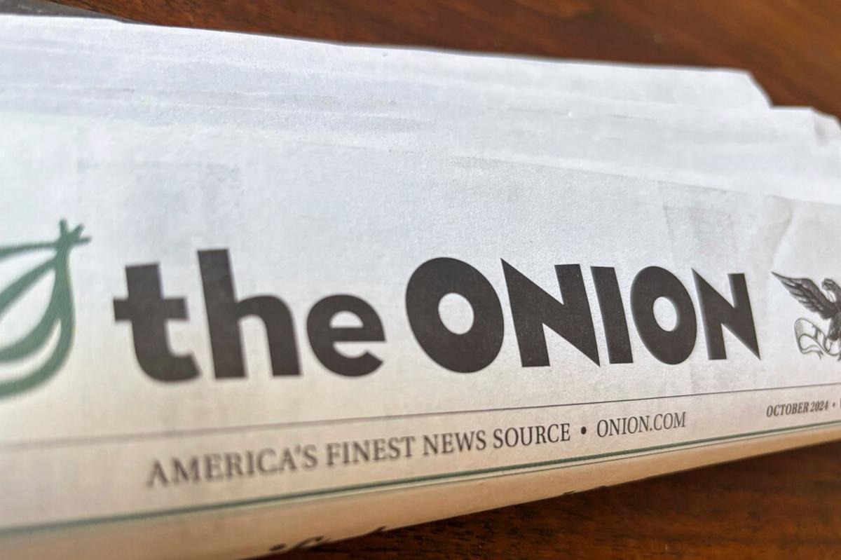 Parodia de The Onion a Infowars empieza con 100.000 dólares a familias de Sandy Hook