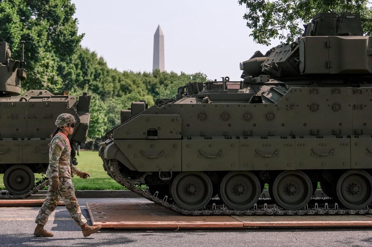 La Casa Blanca quiere que militares veteranos reemplacen a camioneros inmigrantes