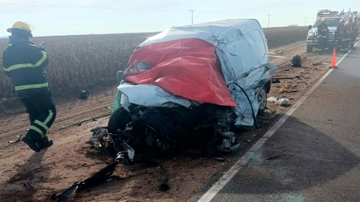 Tragedia en Córdoba: dos muertos en choque entre camión y utilitario en la Ruta Provincial 4