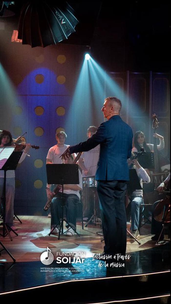 Nelson Castro emocionó al dirigir a una orquesta escolar en Otro Día Perdido