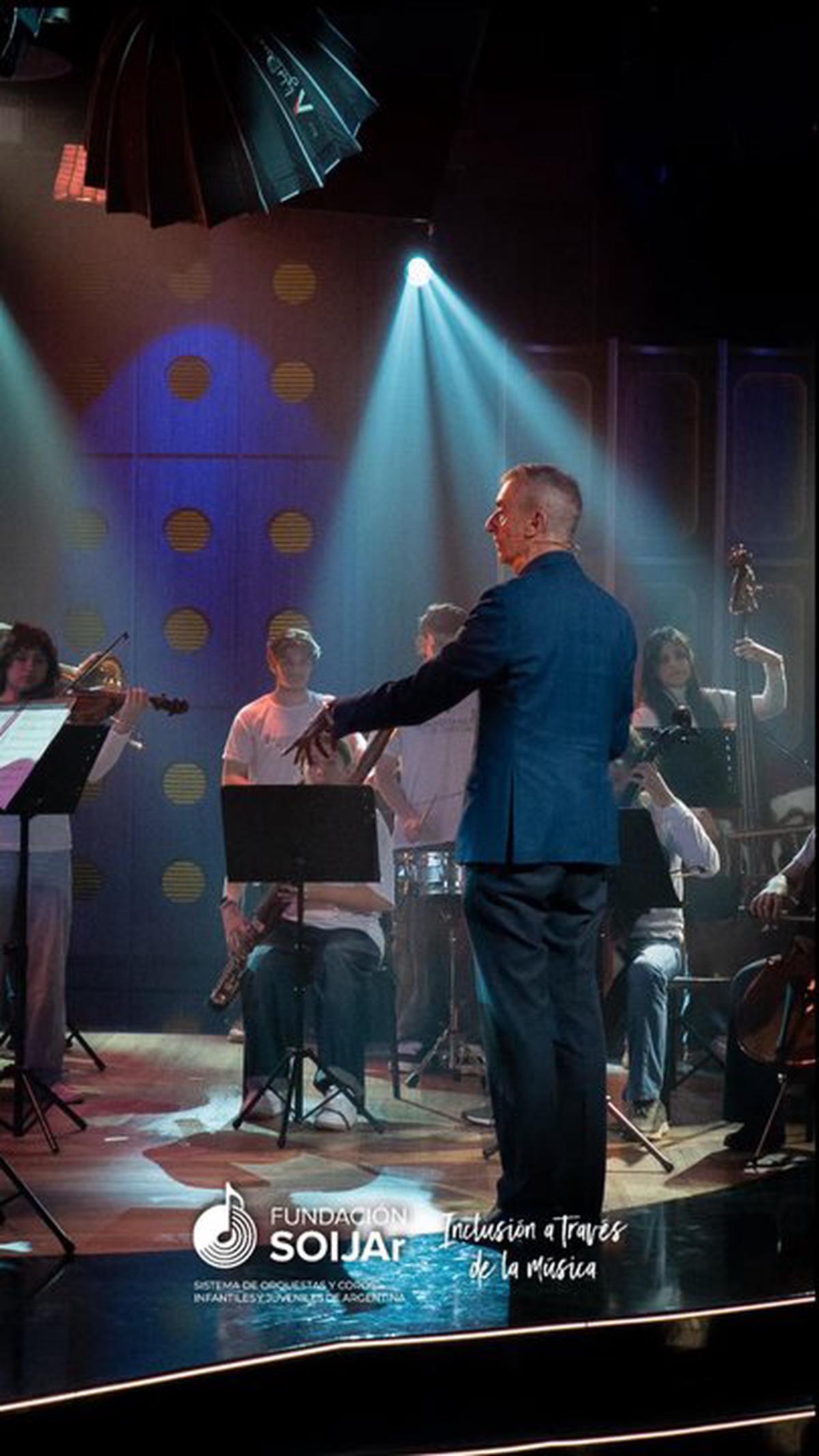 Nelson Castro dirigió a una orquesta escolar en Otro Día Perdido: