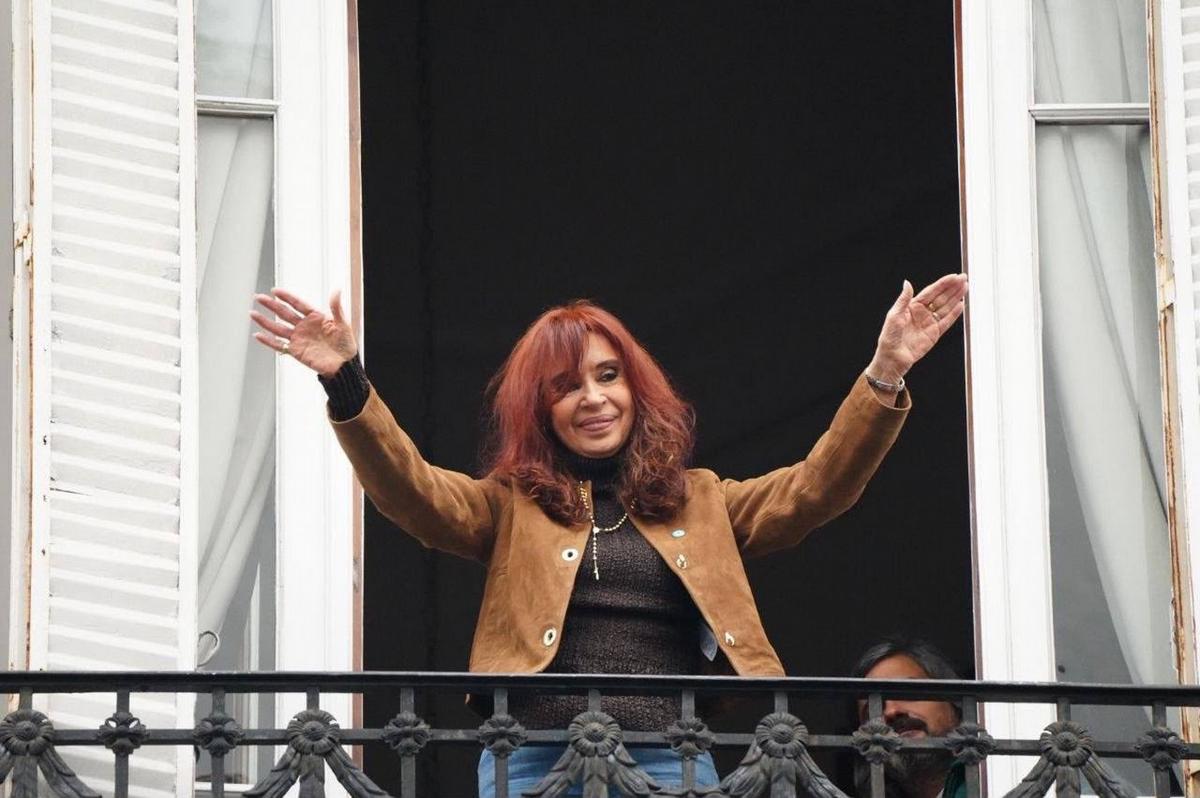 La militancia llegó al departamento de Cristina Kirchner por el Día de la Lealtad.