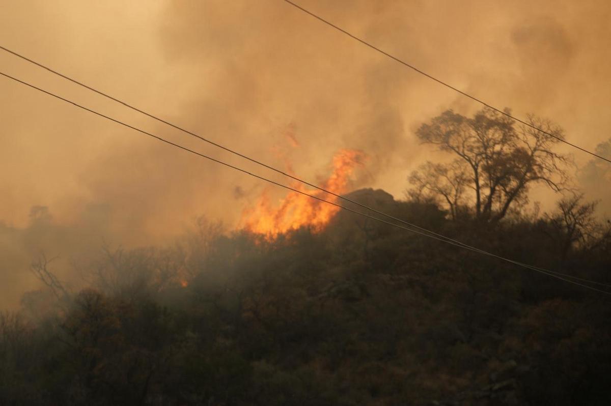 FOTO: Sigue el combate del fuego en Capilla del Monte. (Daniel Cáceres/Cadena 3)