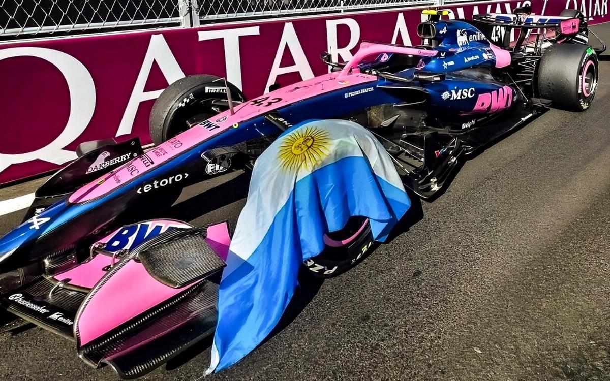La bandera que le dio un banderillero, sobre el Alpine de Franco en parque cerrado