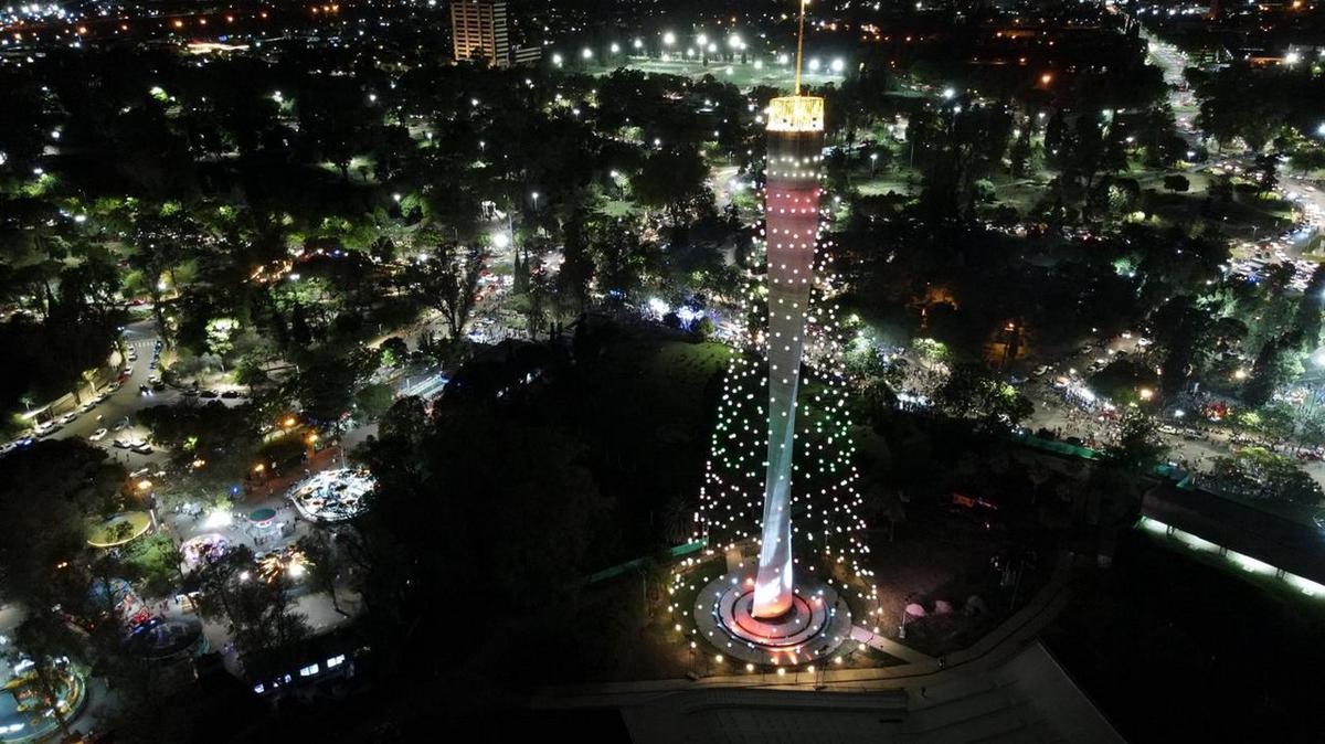 Ya está encendido el árbol de Navidad en Córdoba. (Foto: Daniel Cáceres/Cadena 3)