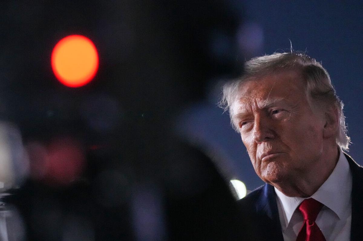 Trump dice que los pilotos están bien tras choque de helicóptero de EE.UU. cerca de Ormuz