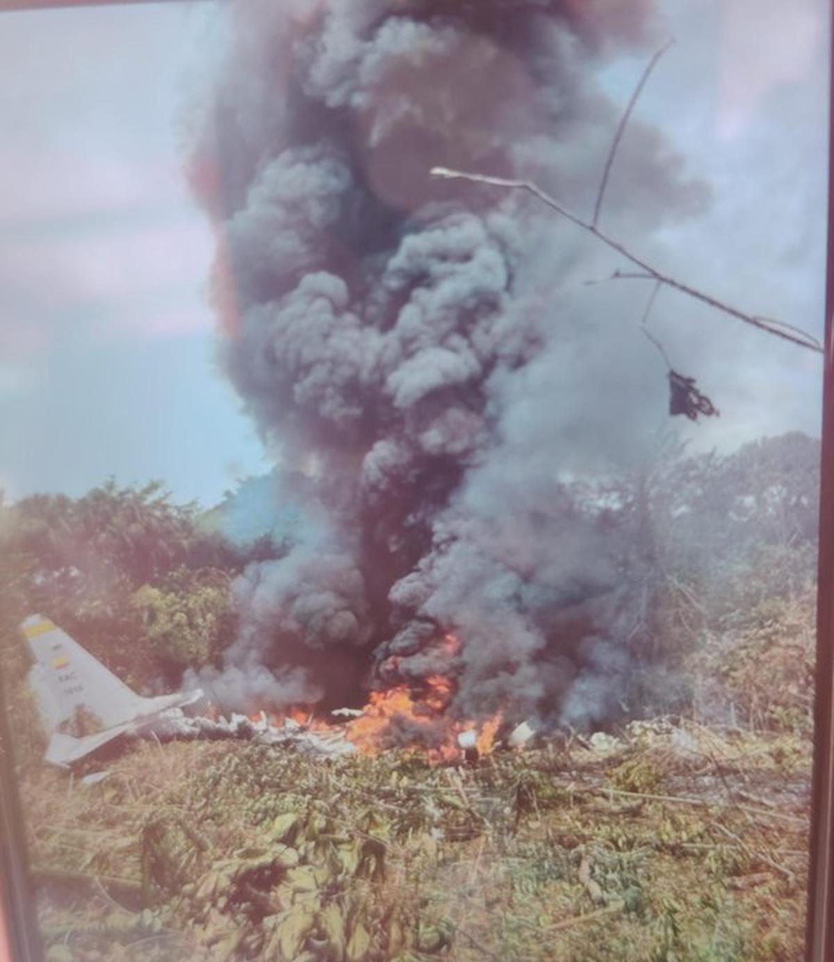 Un avión Hércules C-130 de la Fuerza Aérea Colombiana se estrelló.