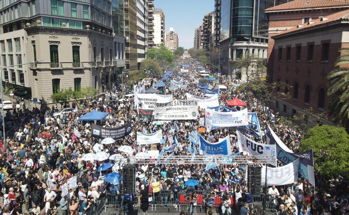 FOTO: Córdoba marcha en defensa del sistema universitario (Foto: Daniel Cáceres/Cadena 3).