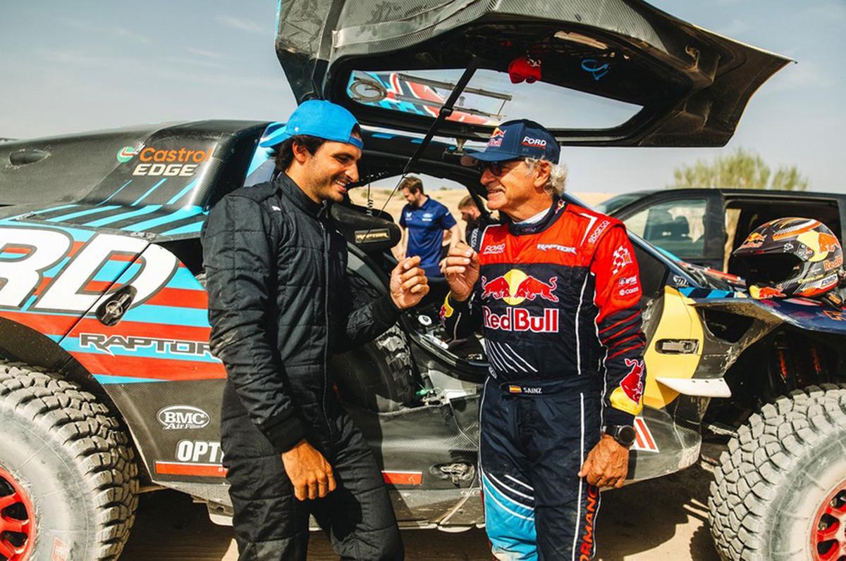 Carlos Sainz y su hijo ponen a prueba la Ford Raptor T1+