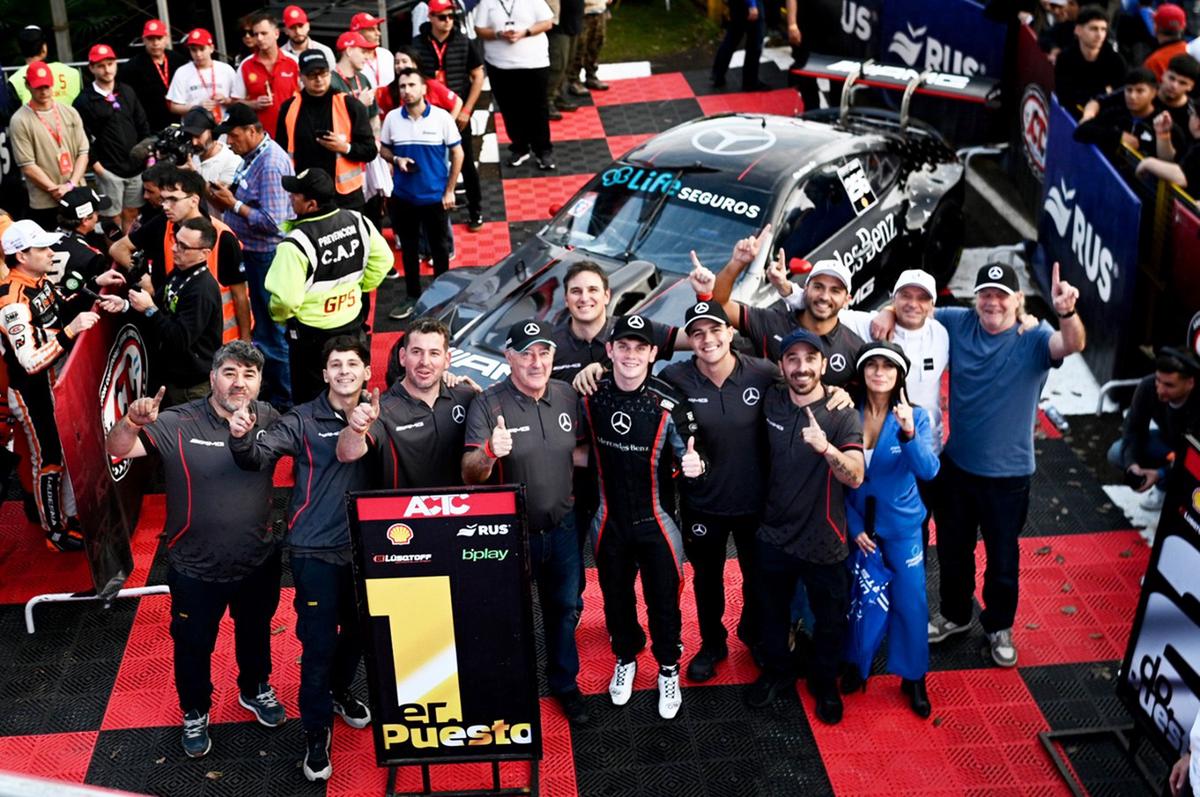 El festejo del equipo Mercedes Benz por la pole conseguida por Fritzler en Posadas.