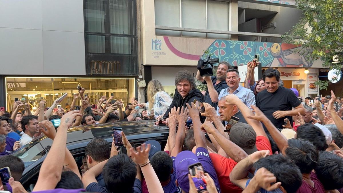 Javier Milei por las calles de Nueva Córdoba. (Foto: Daniel Cáceres/C3)