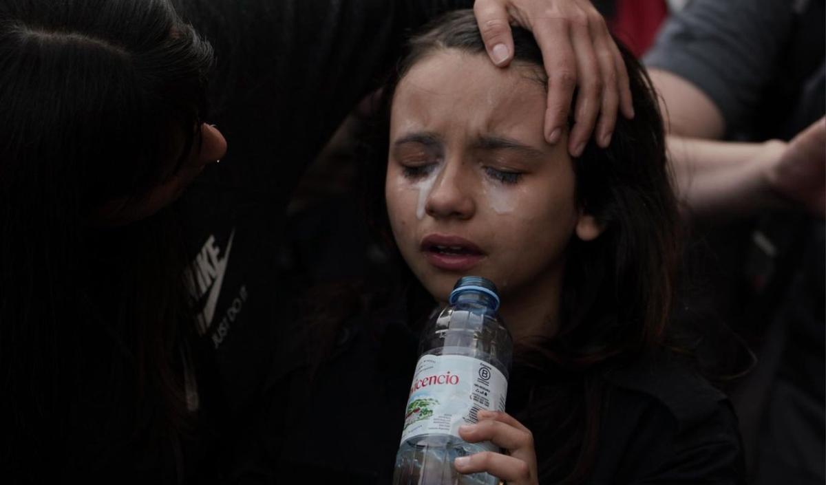 FOTO: Una niña de 10 años, que estaba en la marcha con su mamá, recibió gases lacrimógenos.