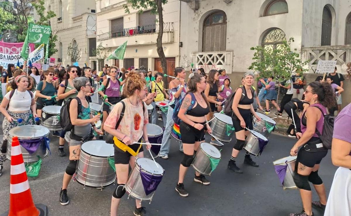 La marcha por el 8M en Rosario atraviesa el centro rumbo al Monumento.