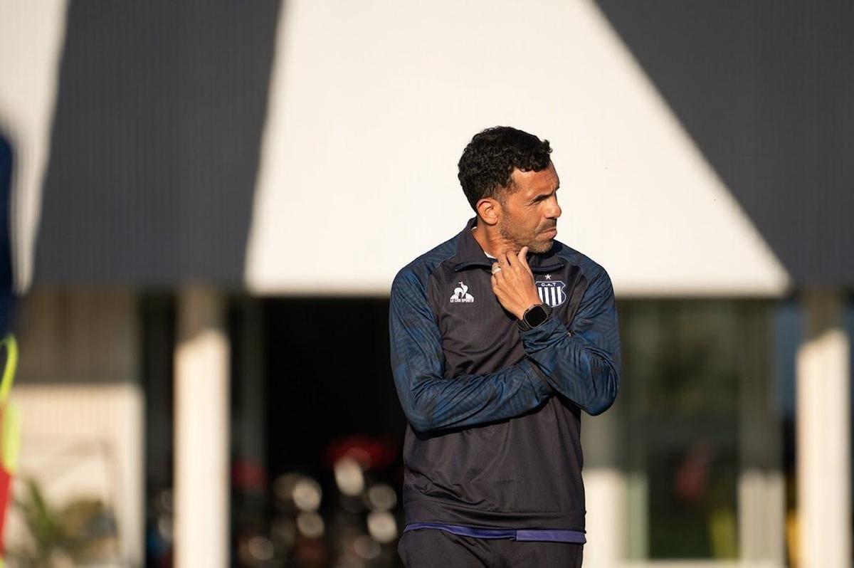 Carlos Tévez, entrenador de la "T", piensa el equipo para ir a La Plata.