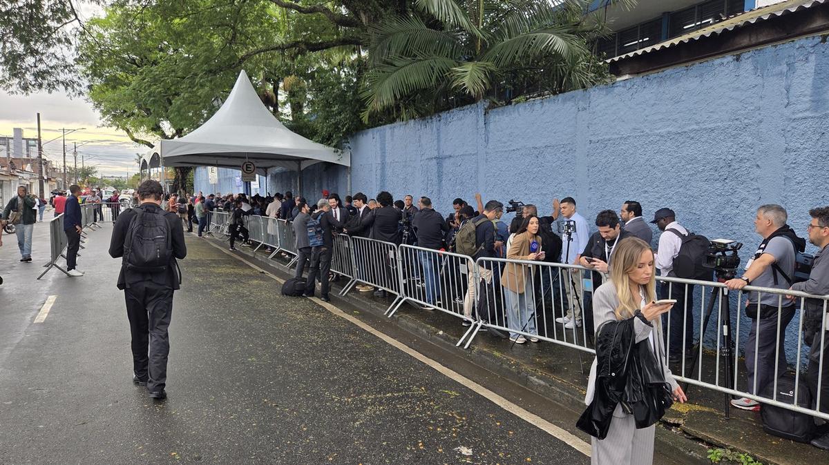 Largas filas en la escuela donde votó Lula (Foto: Federico Albarenque/Cadena 3)