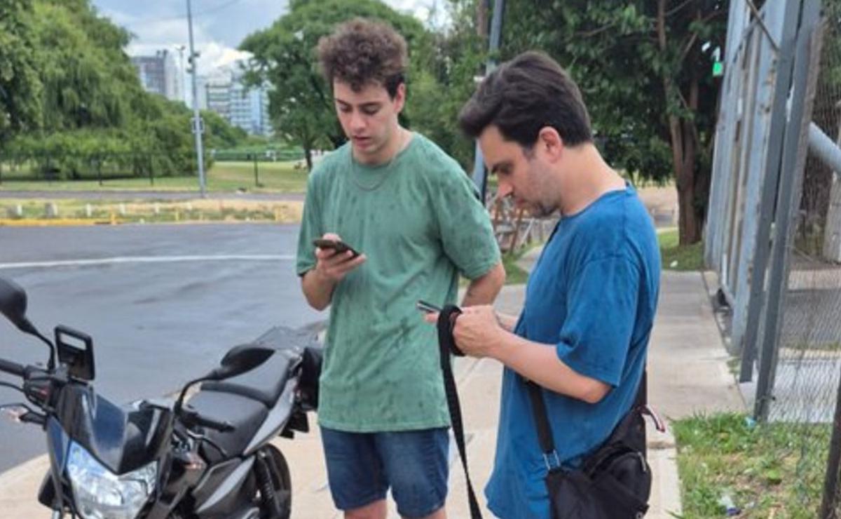 FOTO: Marra, junto al conductor de Uber Moto tras recuperar el vehículo secuestrado.