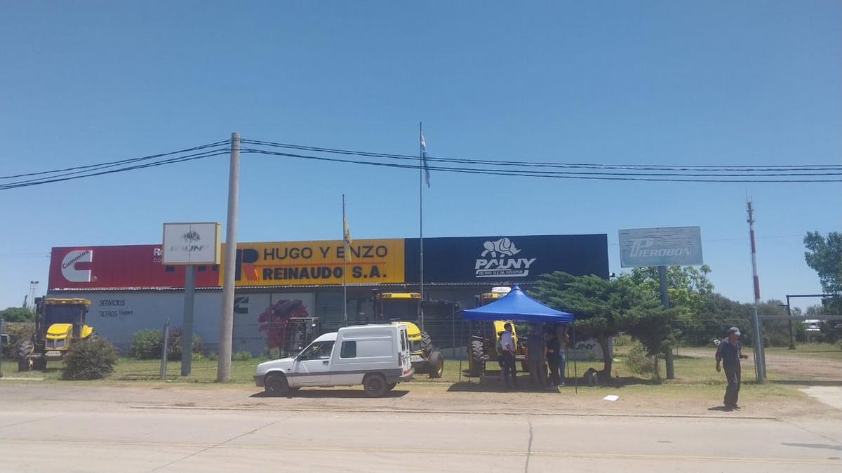Crisis en Reinaudo: obreros denuncian encierro y exigen su indemnización.