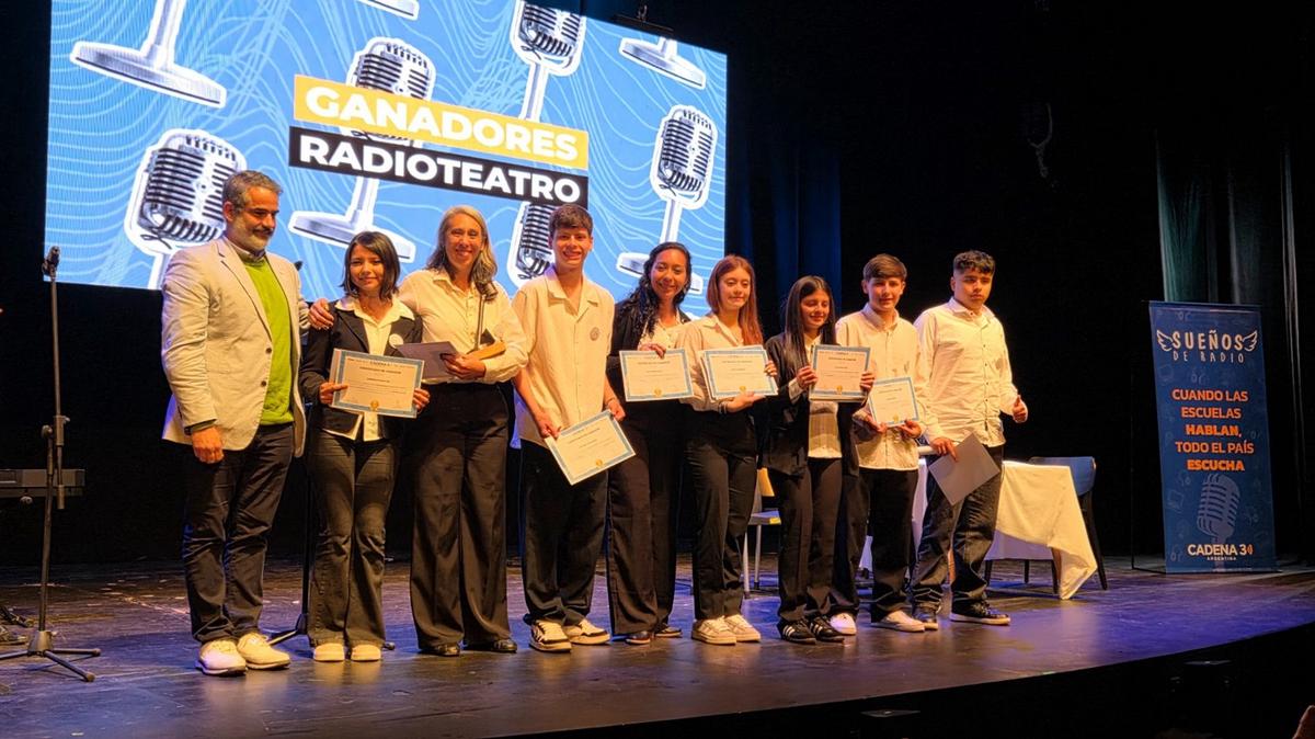 Estudiantes y docentes ganadores de la categoría Radioteatro.