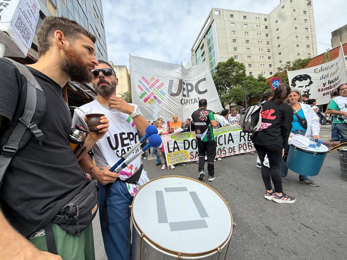 Docentes de Córdoba marchan por una mejora en sus salarios.