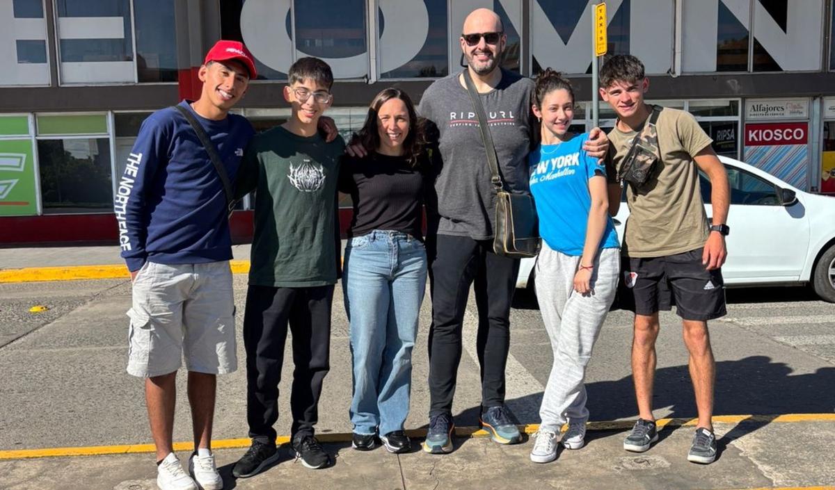 La delegación de estudiantes de Napaleofú que ganó la categoría “Turismo”.