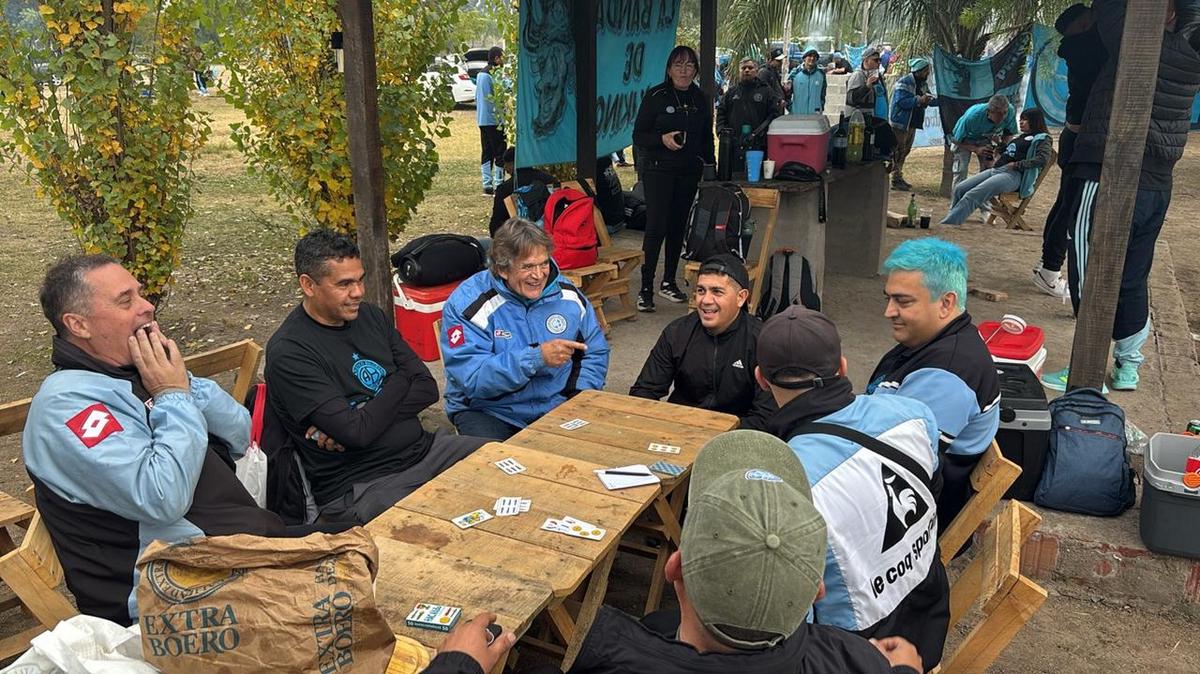 Un grupo de fanáticos cordobeses recorre kilómetros para alentar a Belgrano