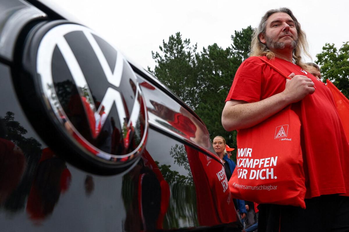 Se desploman ventas de Volkswagen cuando automotriz planea recortar el número de marcas