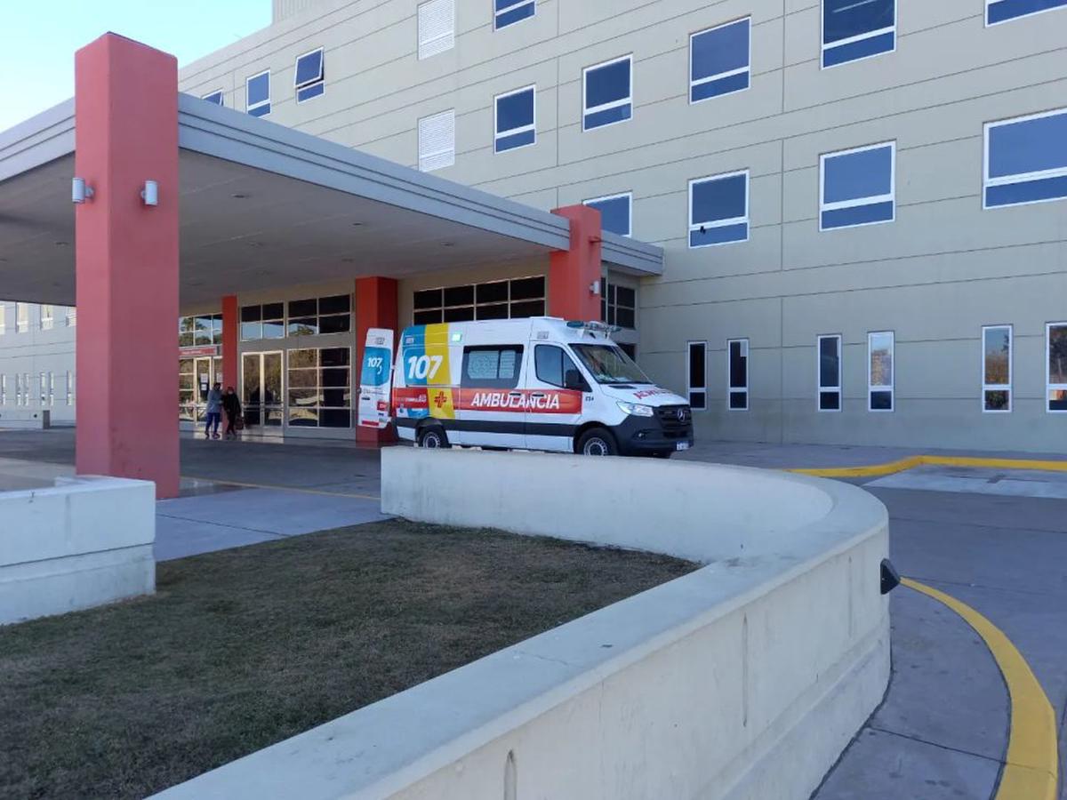 Policías en San Juan rescatan a un bebé tras un parto en un inodoro