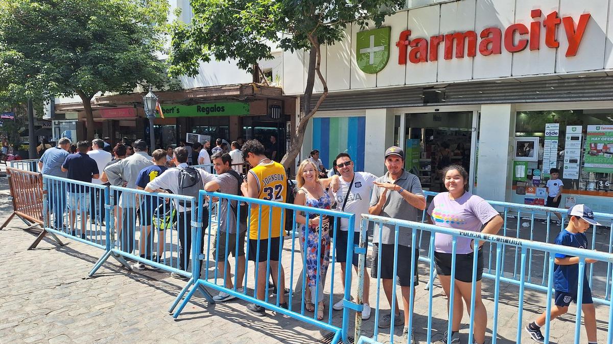 FOTO: Belén rompió en llanto frente a la sede