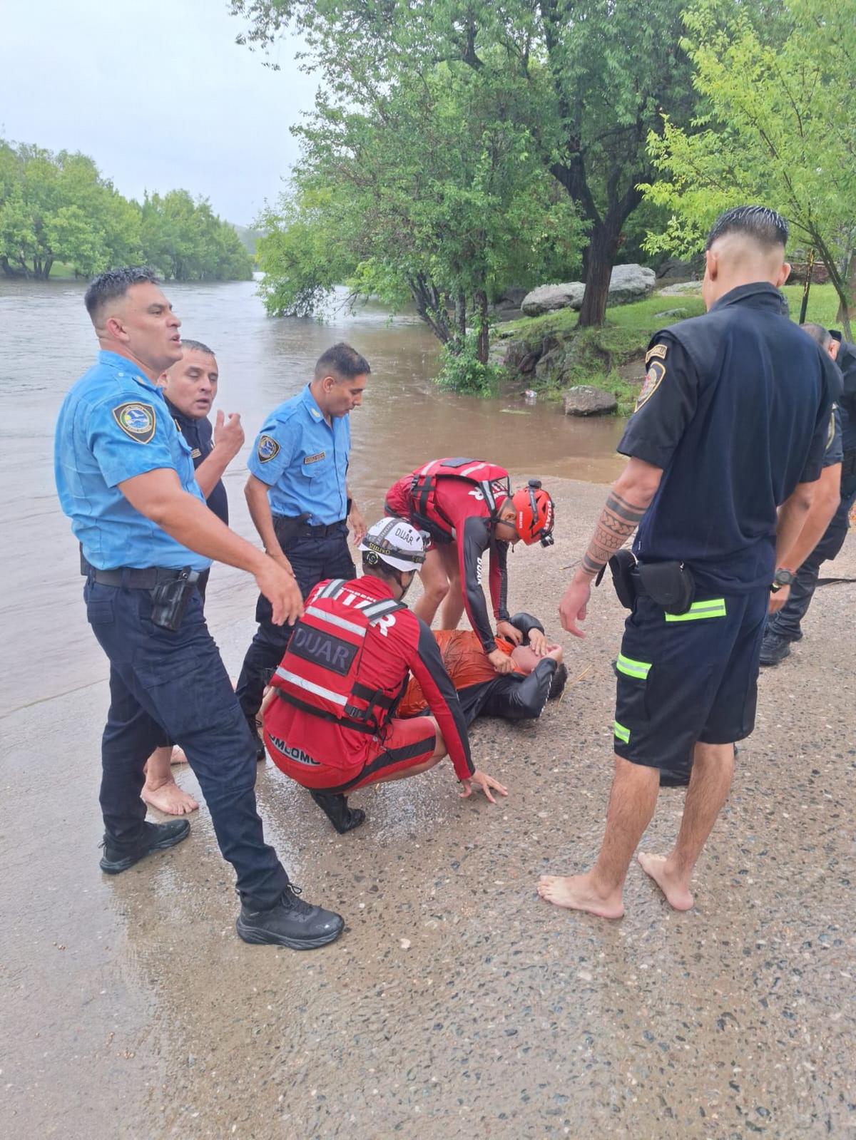Fue arrastrado por la crecida del río Los Chorrillos tras ignorar advertencias
