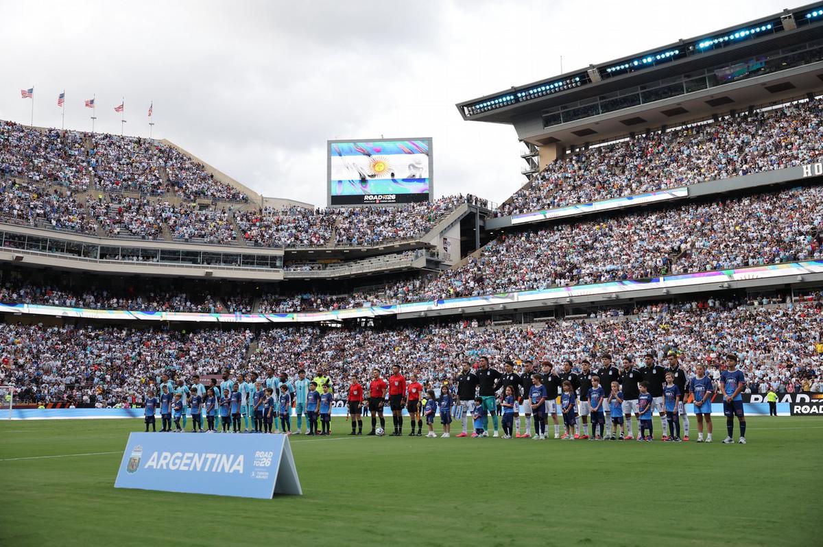 Las selecciones de Argentina y Honduras en el momento del himno. (Foto: AFA)