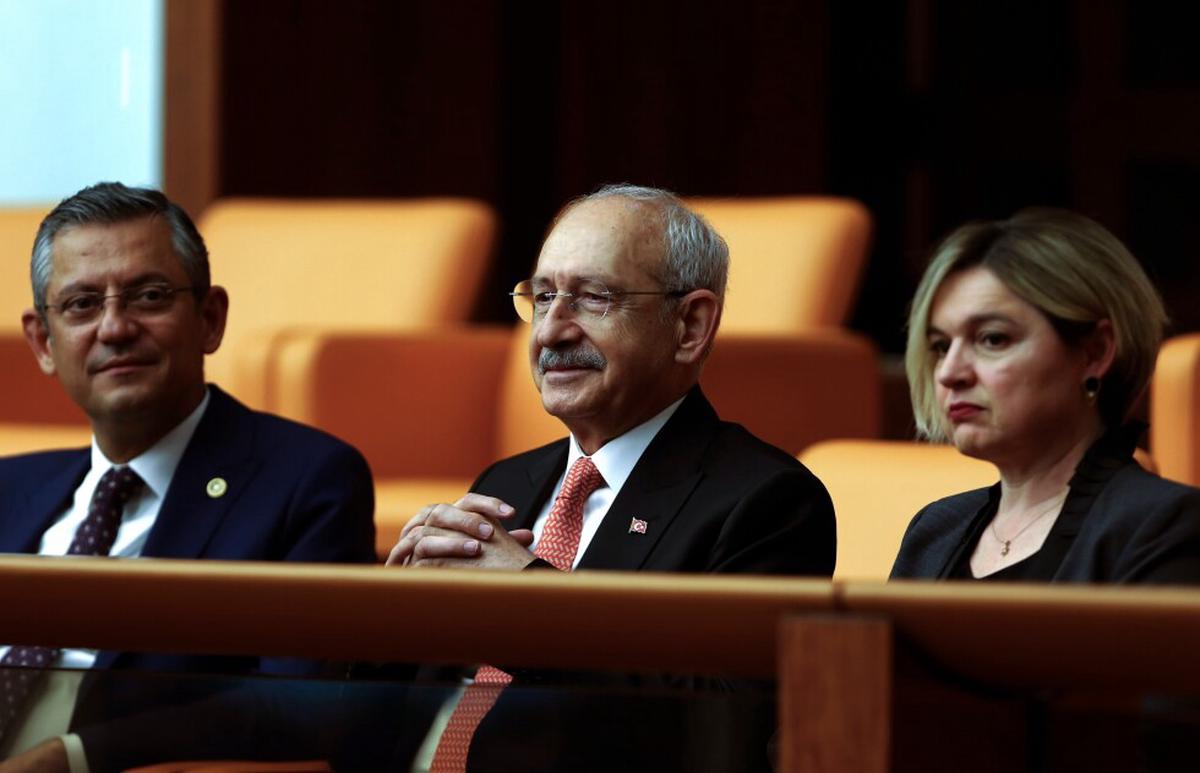 Tribunal turco ordena destituir a líder de principal partido de oposición