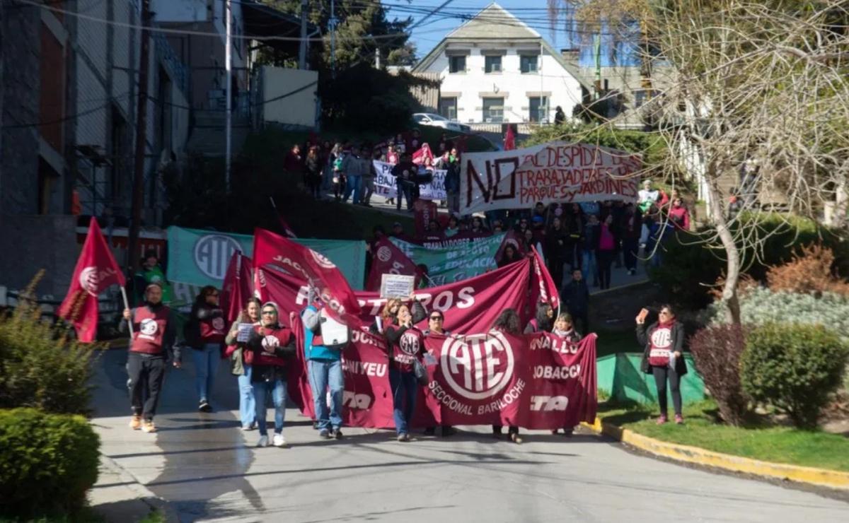 Paro de ATE en Bariloche afecta a escuelas y genera cortes en rutas (ANBariloche).