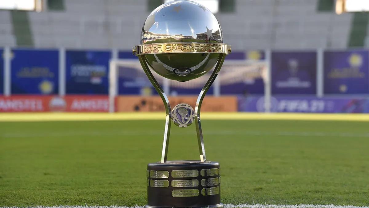 El trofeo que levantará el campeón de la Copa Sudamericana.