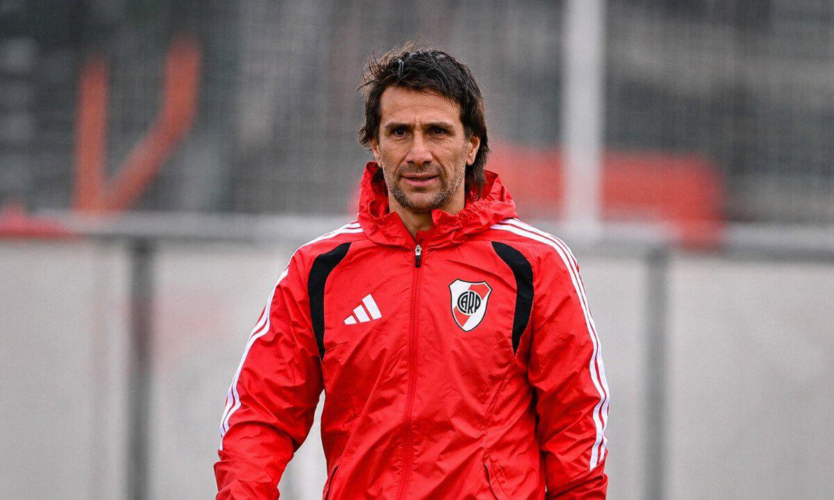 Ponzio durante su primera práctica como DT interino de River.