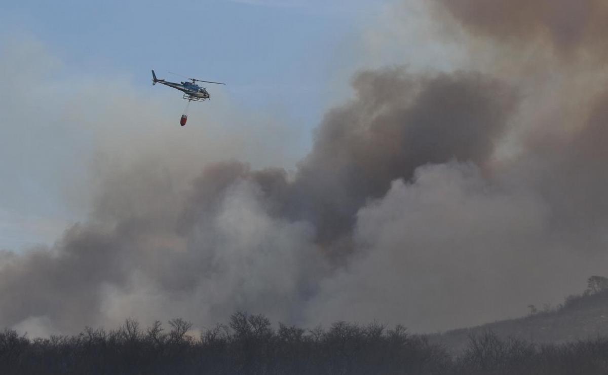 FOTO: Avanza el incendio iniciado en La Calera. (Foto: Daniel Cáceres/Cadena 3)