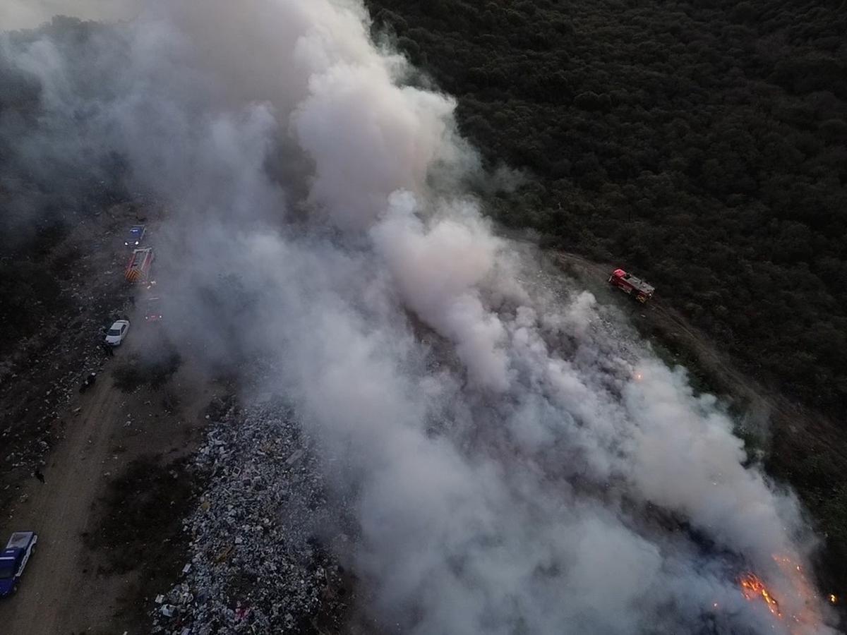 Combaten un incendio en el basural de Casa Grande con aviones hidrantes.