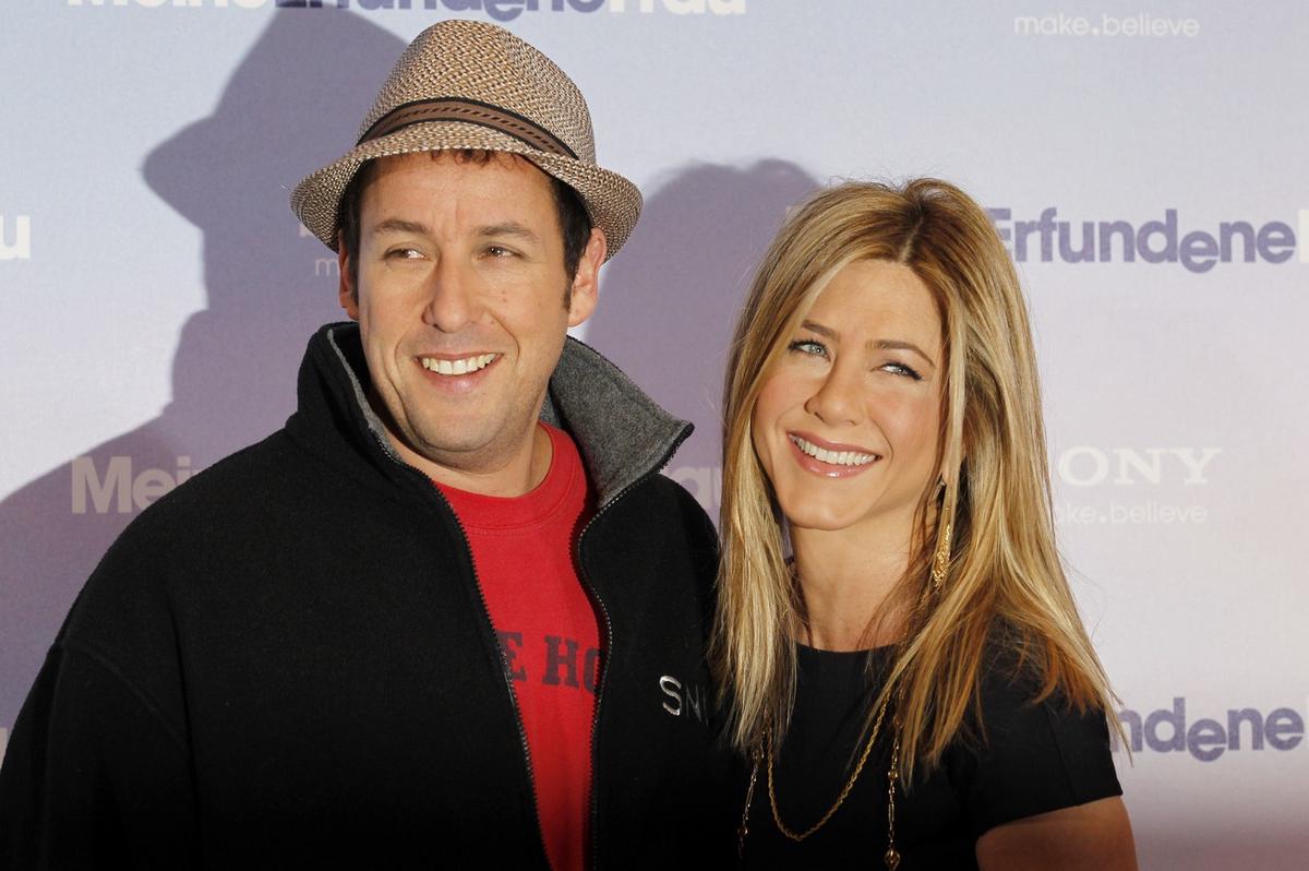 Adam Sandler y Jennifer Aniston, dos de los que se volvieron más ricos en 2023.