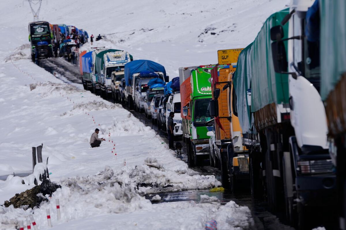 Fuertes nevadas obligan a suspender decenas de vuelos y cerrar carreteras en Bolivia