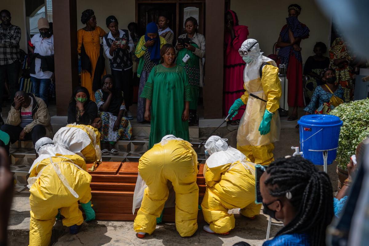 Jóvenes irrumpen en hospital de tratamiento del ébola en el Congo para exigir cuerpos de familiares