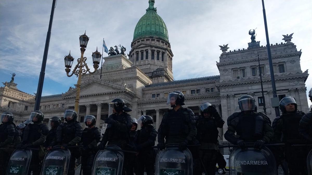 FOTO: La Policía tiró gases lacrimógenos a los manifestantes.