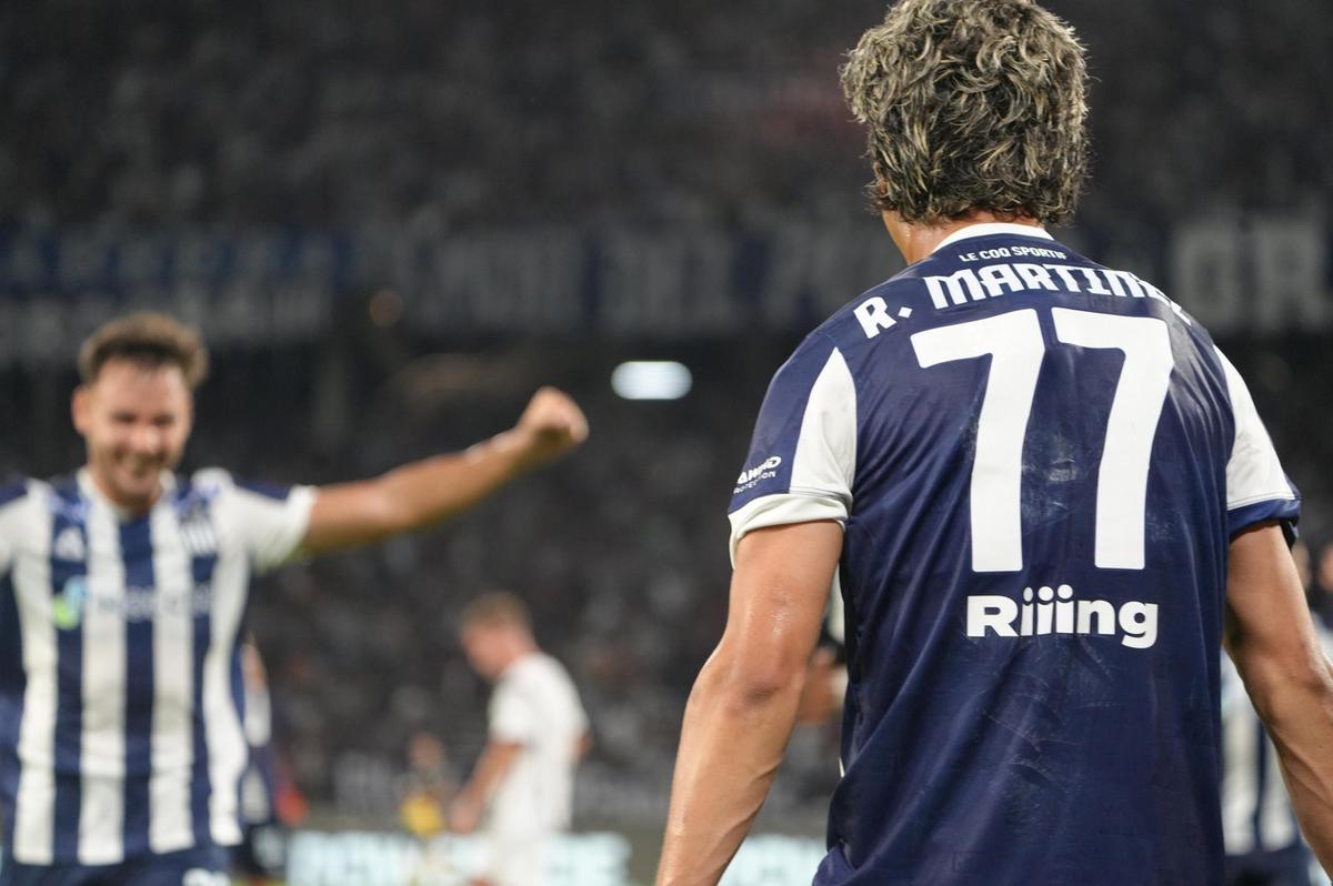 Ronaldo Martínez celebra la apertura del marcador en su estreno en Talleres.